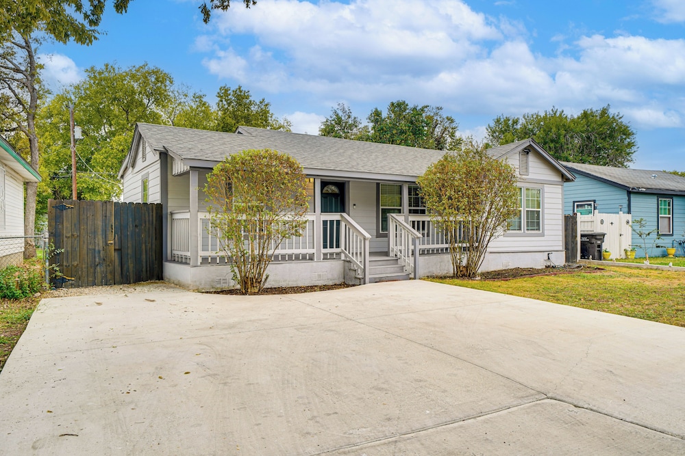 < 1 Mi to Frost Bank Center: Home w/ Deck + Grill!