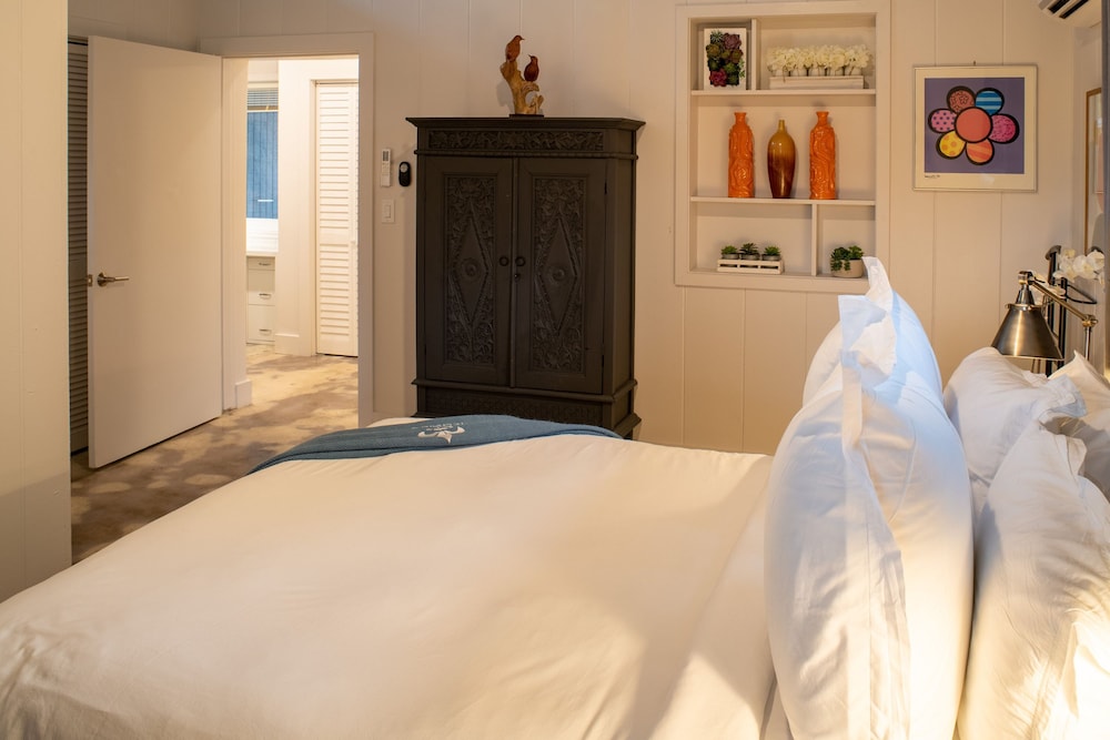 Walk to Wilton Drive - Spacious Quiet Villa 2 HOT TUB