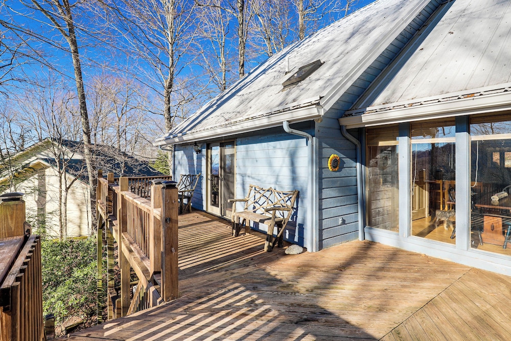 2 Mi to Ski Slopes! Mtn-view Home in Mars Hill