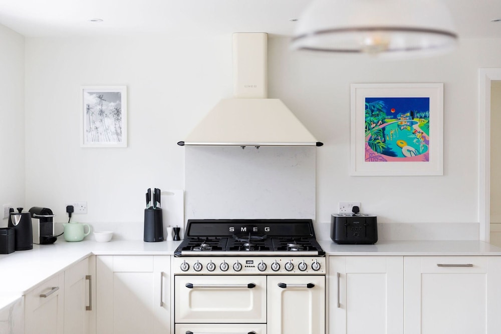 Chic 4-bed Coastal Retreat in Heart of Bosham