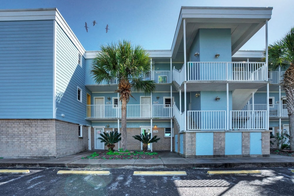 3 Condos in Beachfront Complex w Pool Sleeps 22 Island Retreat 3-unit Buyout
