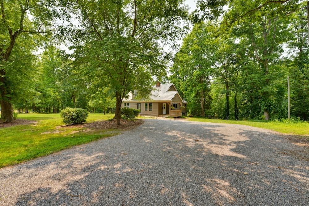 Wine Country Cottage w/ Fire Pit in Olin! view 3