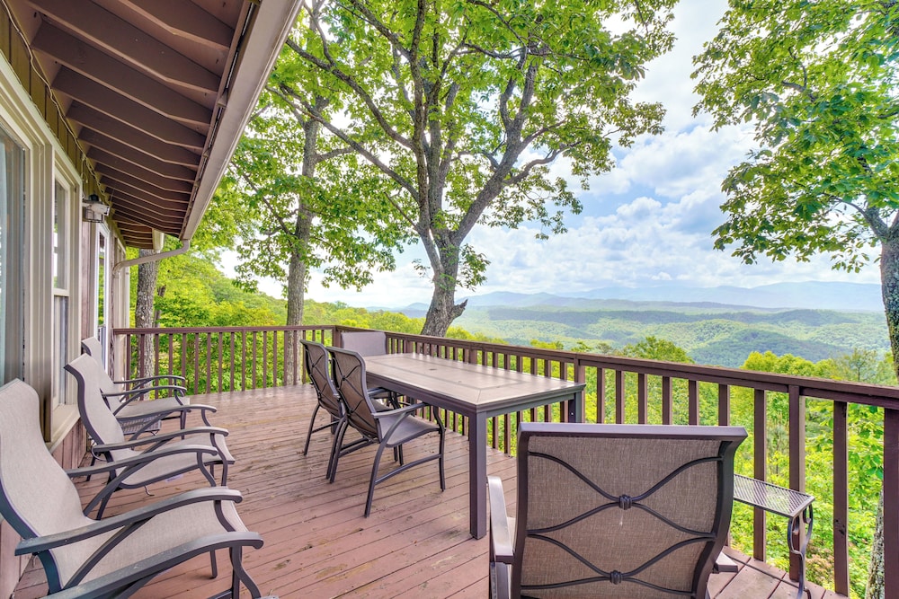 Tallassee Family Home w/ Stunning Smoky Mtn Views view 5