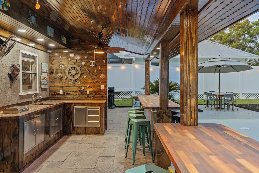 Spacious 3BR w/ Tiki Bar + Shared Pool Walk to Beach, Near 30A & Pier Park
