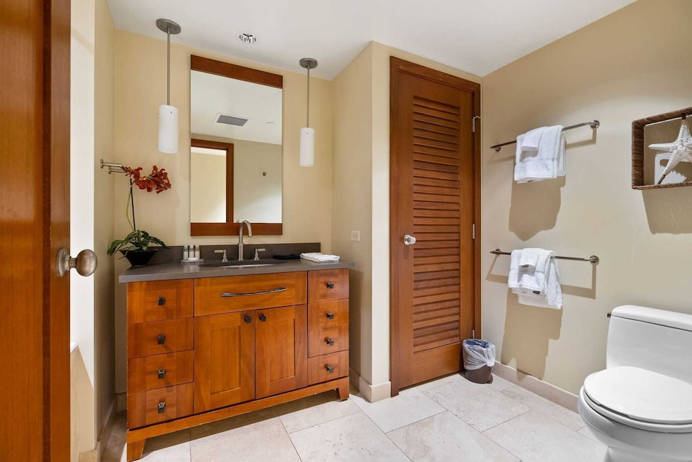 Beachfront Condo at Beach Villas at Ko Olina Hale Hoaloha by Avantstay