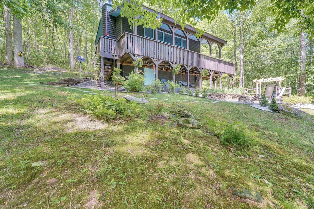 4 Mi to Lake Santeetlah: Cabin w/ Deck & Views