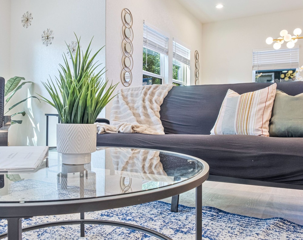 Urban Delight 4BR 3BA Near City Center