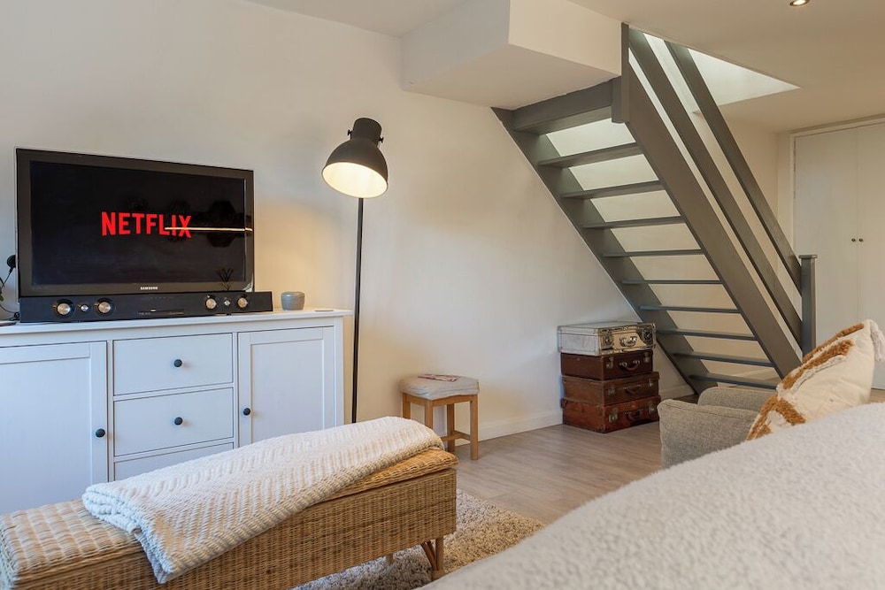 Modern 2BD with Garden in Main Tetbury view 5