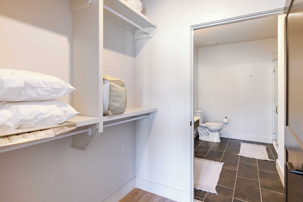 Sleeps 24 4 Modern Midtown Apartments w/ Gym + Pool Walkable to Shops & Eats