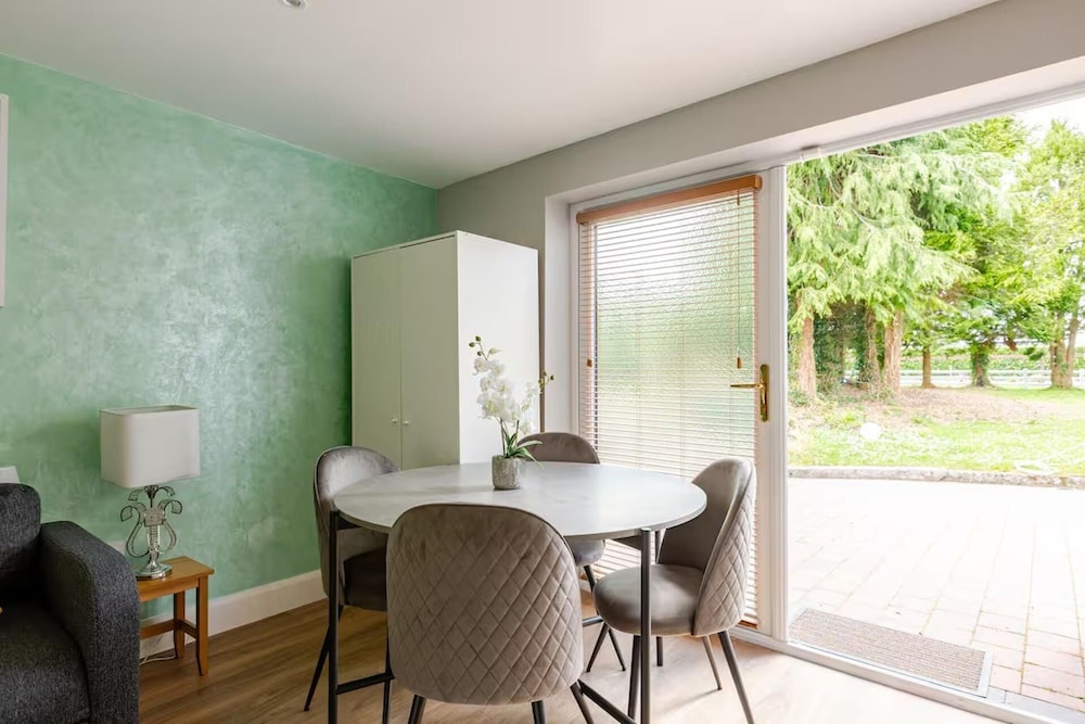 1-bed Cosy Country Retreat- Sleeps 5, Emerald Park