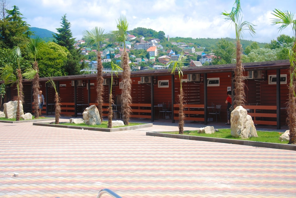 Peak Season Hotel