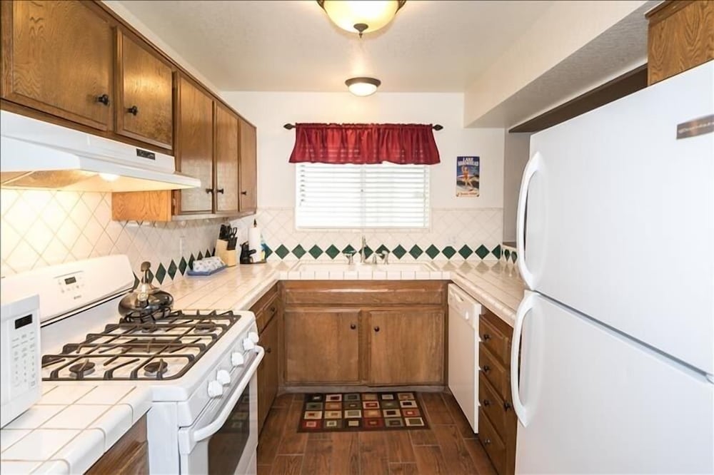 Arrowhead With Pool 2 Bedroom Condo by RedAwning view 4