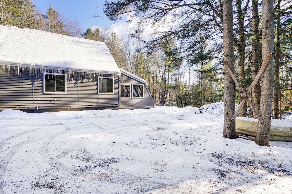 5 Mi to Ski: Family-friendly Home in West Dover!