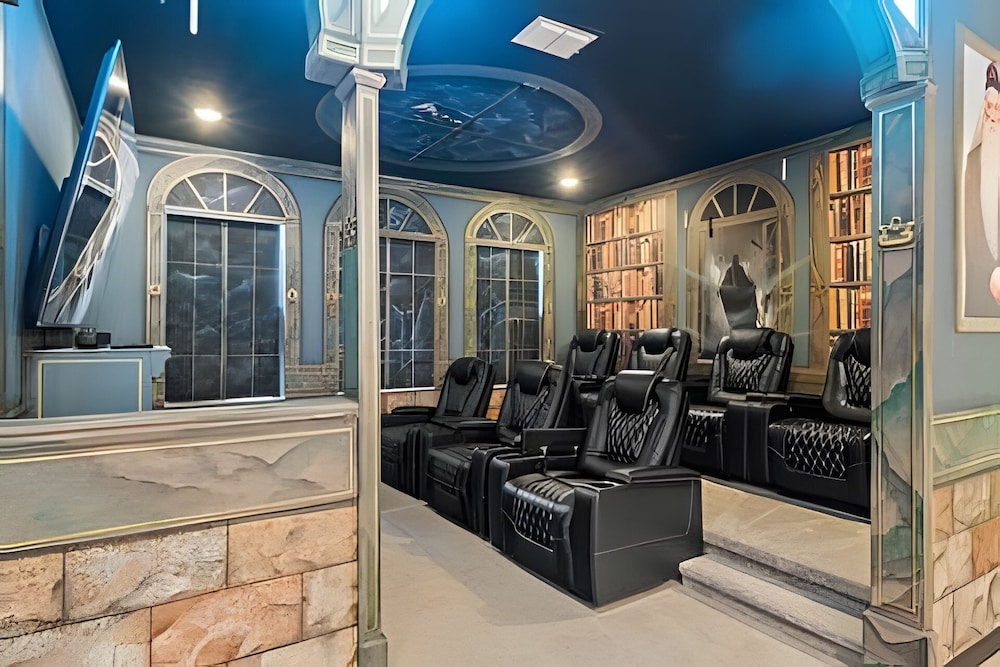 Luxury 6BR Near Universal, Pool, Spa & Game Room