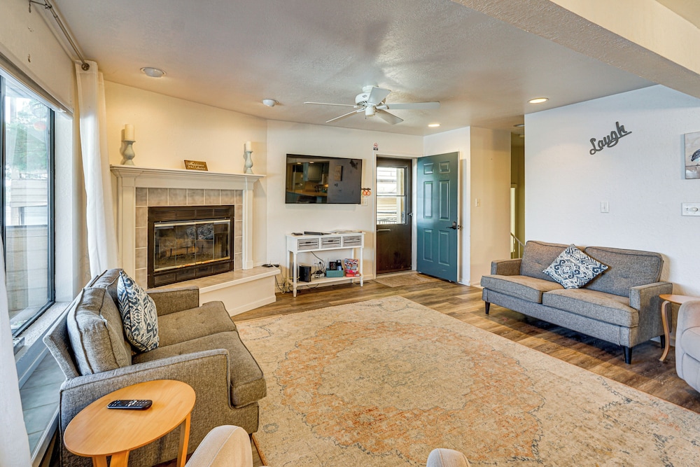 Boat Slip & Pool Access at Lake Ozark Condo!