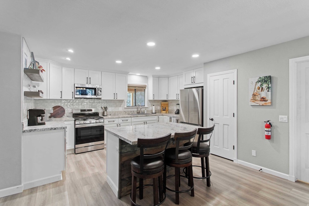 5bdr Stay w/ Fireplace, Game Room & Family-friendly Amenities Arrowhead Chalet by Avantstay