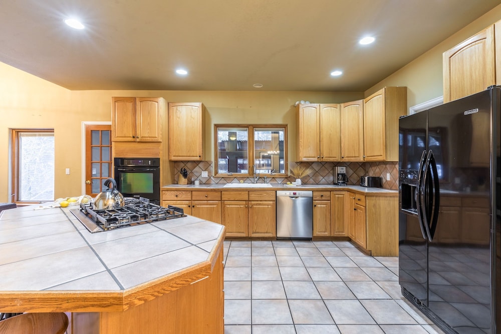 River Rock by Avantstay 8 Bedroom Ski Estate w Hot Tub Movie Theatre 10 Min Walk to Mtn