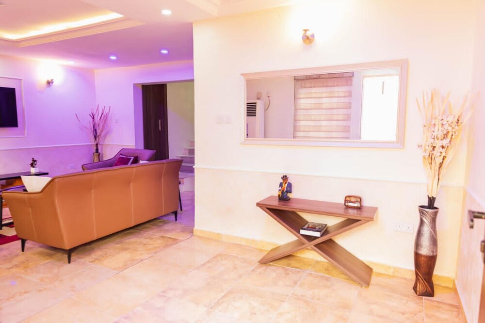Captivating 3-bed Apartment in Lagos view 2