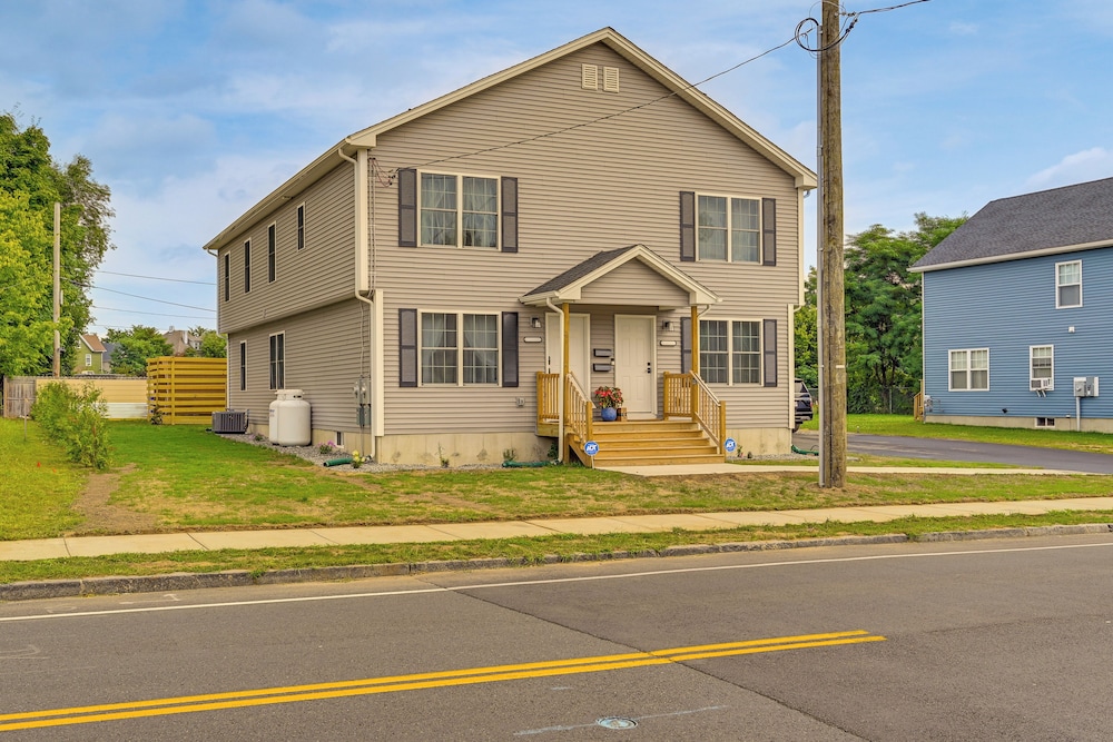 1 Mi to MGM Springfield: Cozy Winter Duplex!