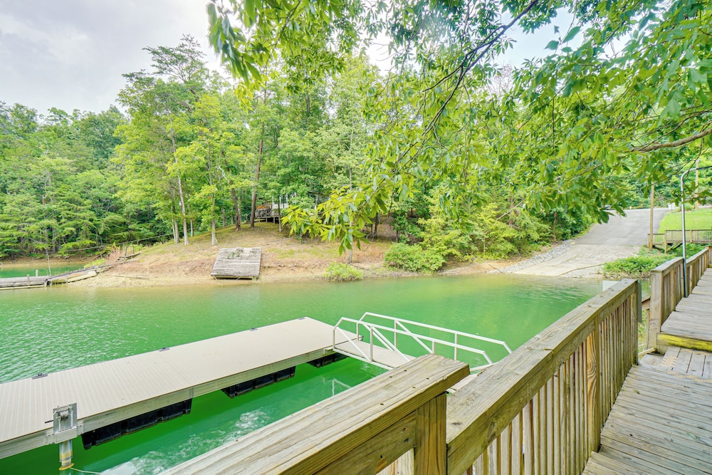 Private Hot Tub: Lake Resort Cabin in Sevierville!