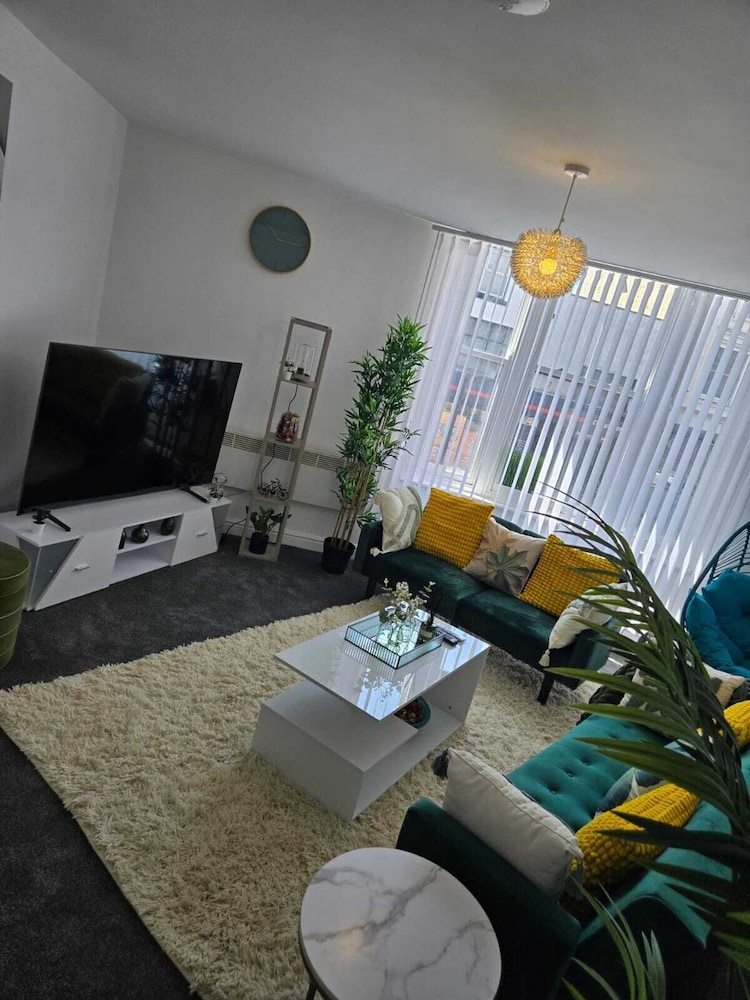 Luxury Stylish Charming City Apartment With Private Entrance in Wolverhampton