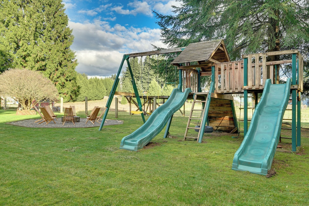 Fire Pit, Chic Deck! Family-friendly Puyallup Home