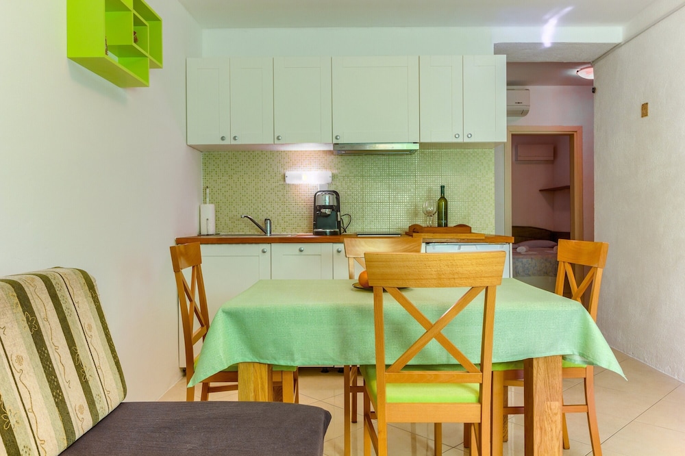 2-bdr apt With Shared Garden, 3 min Walk to Beach view 4