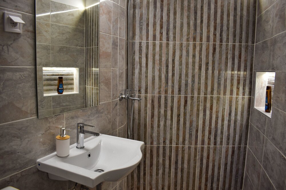 4-bedroom Athens Smart Stay - Base Rate - Extra Customisable