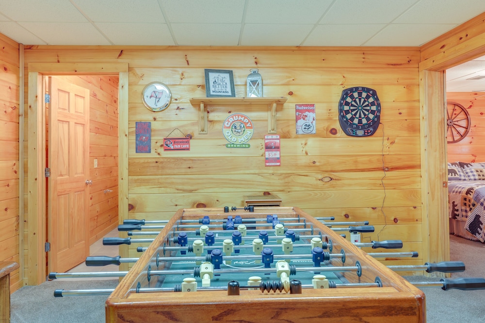 Hot Tub & Game Room: Blue Ridge Getaway