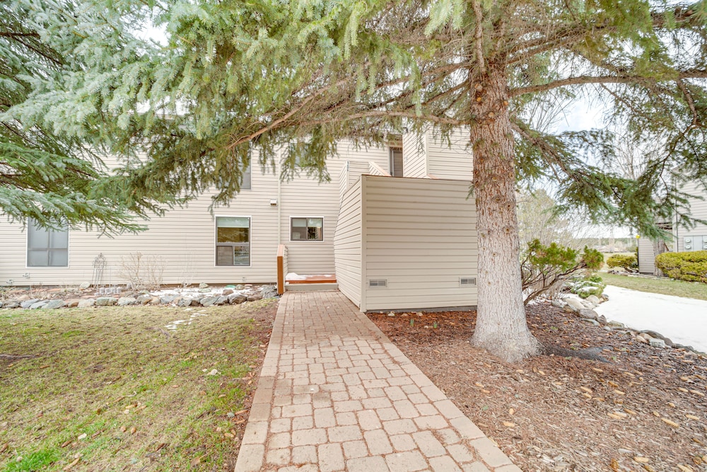 Deck & Golf Course Views: Munds Park Condo!