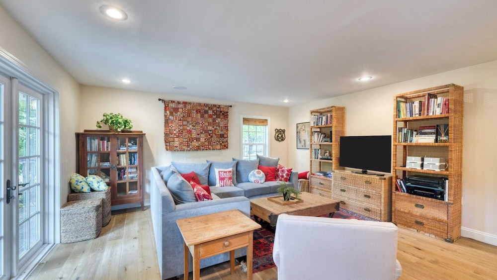 Glen Ellen Escape 5BR Retreat w/ Pool, Hot Tub, Hammocks & Vineyard Views