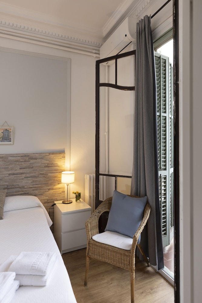 Ally's Guest House Barcelona B&B