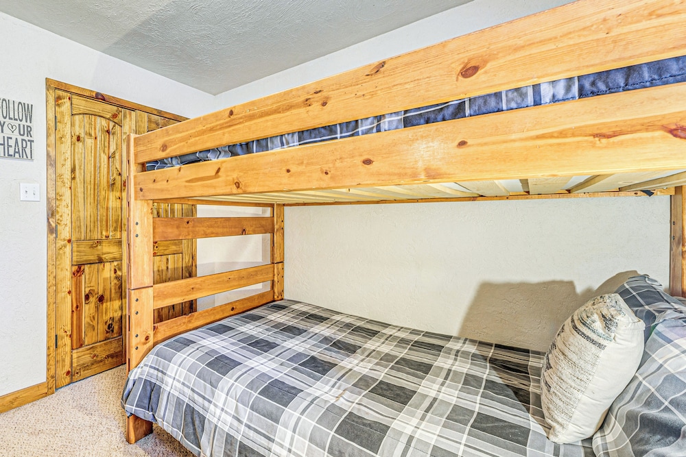 Hot Tub Haven w/ Game Room & Grill in Ruidoso!