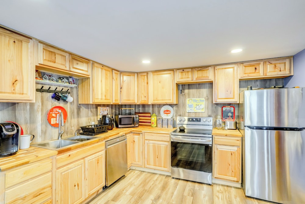 4 Mi to Dtwn Catskill: Mtn-view Home