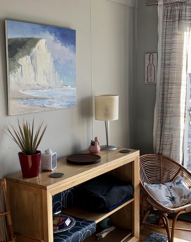 Brighton Water Cabin With Free Parking view 5