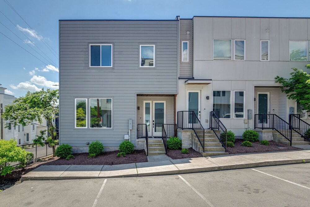 Skyline Views: Nashville Townhome 3 Mi to Broadway