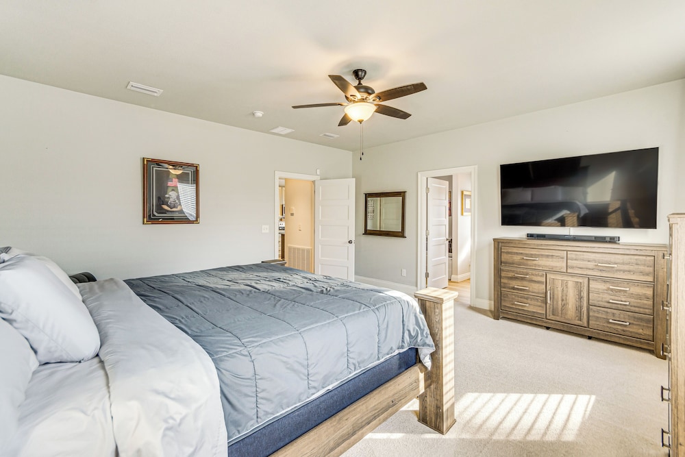 6 Mi to Navarre Beach: Spacious Family Retreat!