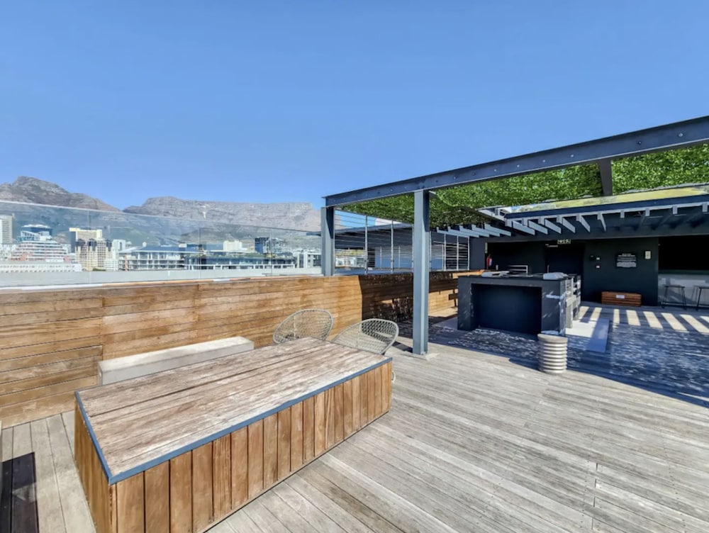 Two Bedroom Green Point Rooftop Pool BBQ