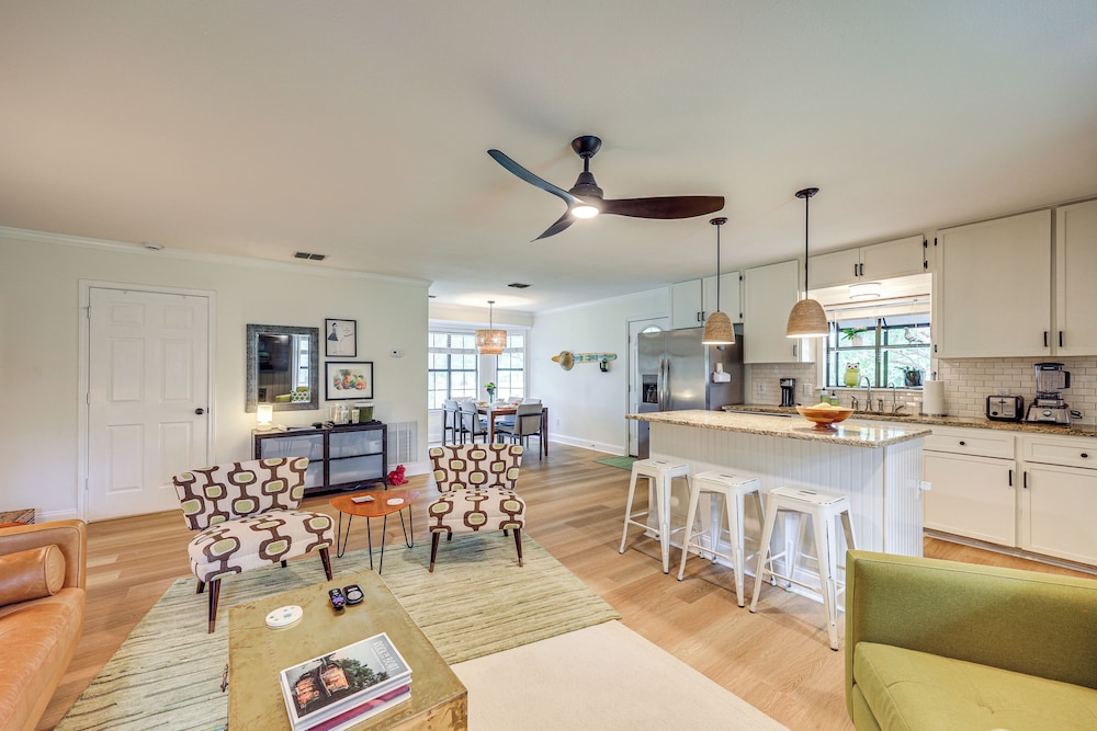 Mod on the Guad Home w/ Lake Mcqueeney Views!
