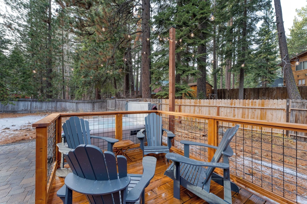 Westlake Cabin by Avantstay Hot Tub, Near Skiing, Walk to Restaurants & Lake!