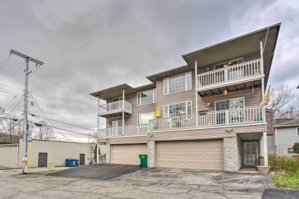 Immaculate Family Townhome - Walk to Beach! view 3
