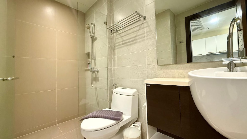 Emerald 412a - Studio With Balcony and Shared Pool