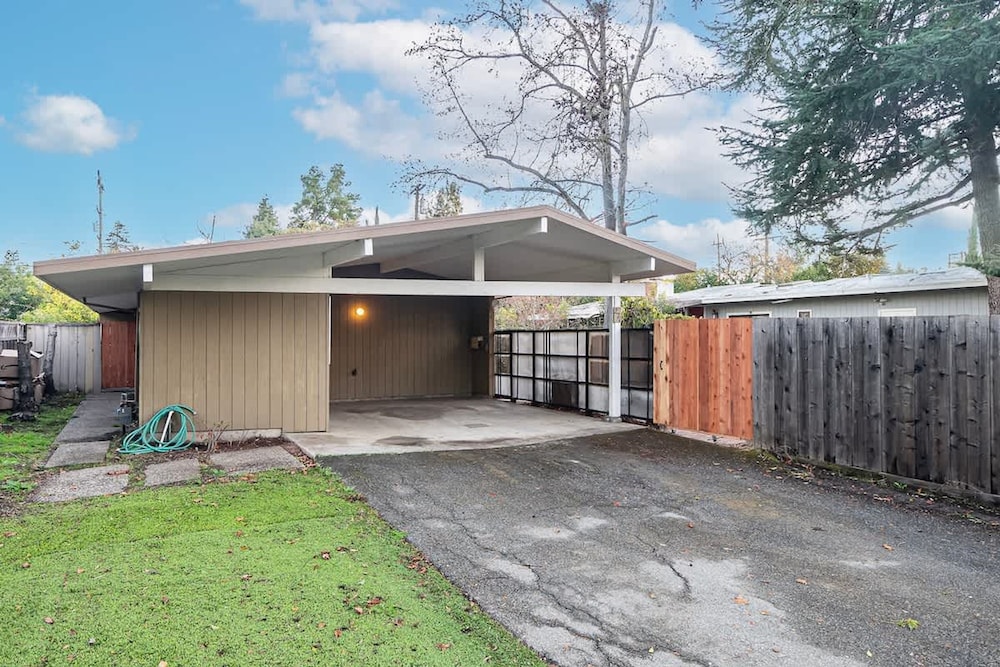 Entire 3br House With Playground