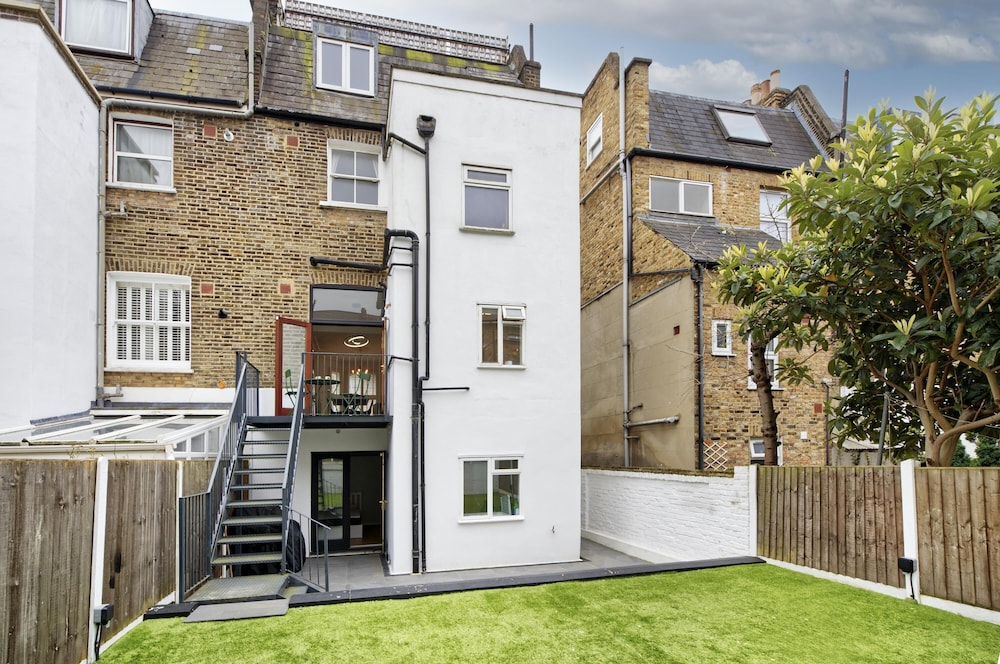 Beautiful Battersea Garden Flat by Underthedoormat