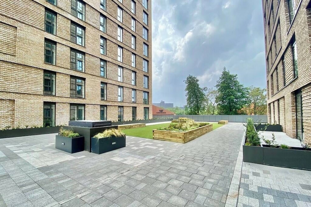 Lakeside - Central Apartment - Free Parking - Cinema Room
