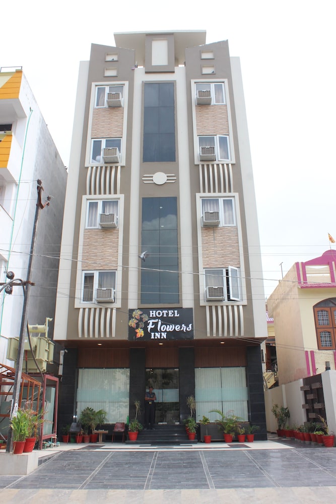 Hotel Flowers Inn