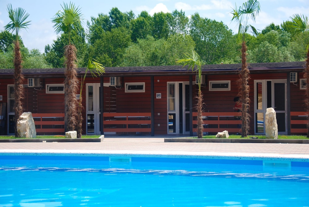 Peak Season Hotel