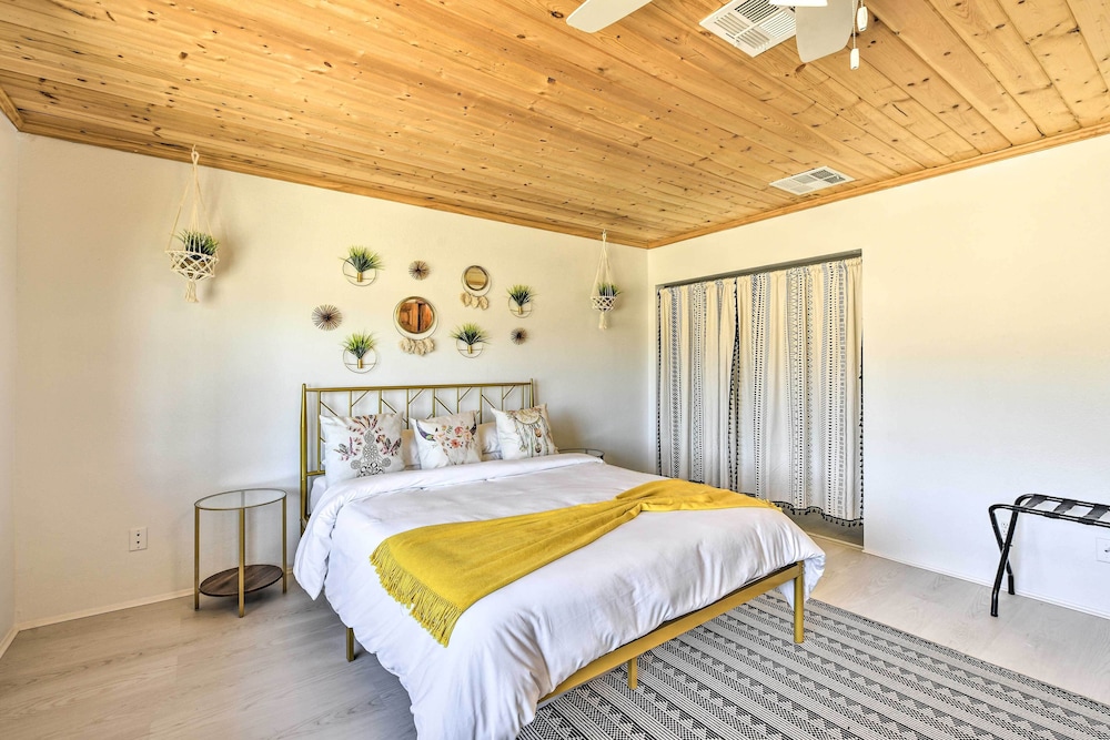 Chic Joshua Tree Pad w/ Mountain Views  Hot Tub - Property Image 25