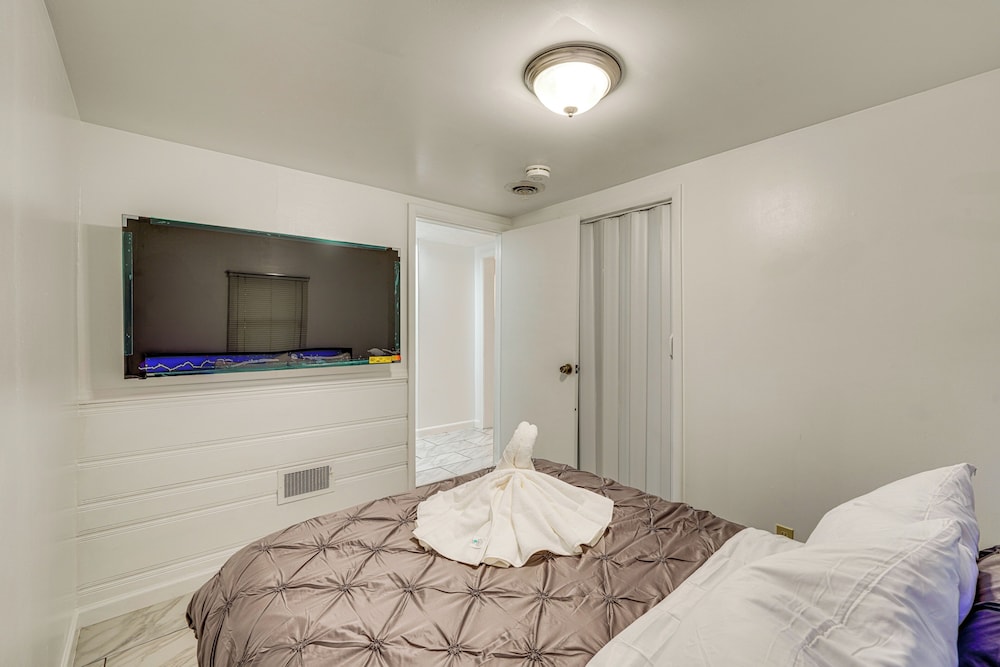 Cozy House on Meadowbrook Lake: Serene, Scenic!