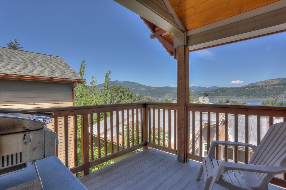 Hutson's Bridgeview **30 Day Minimum** 4 Bedroom Home by RedAwning